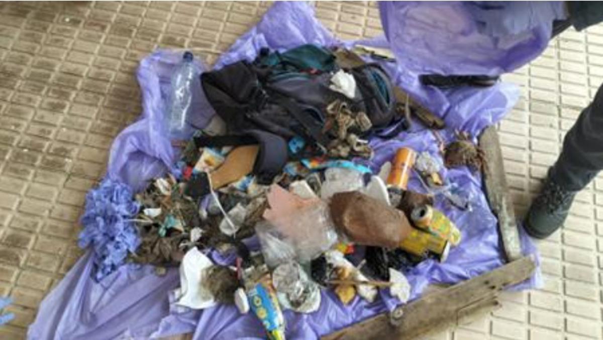 Imagen de algunos de los residuos recogidos en la playa de Banda do Río dentro de la colaboración con el proyecto de ciencia ciudadana Marnoba.