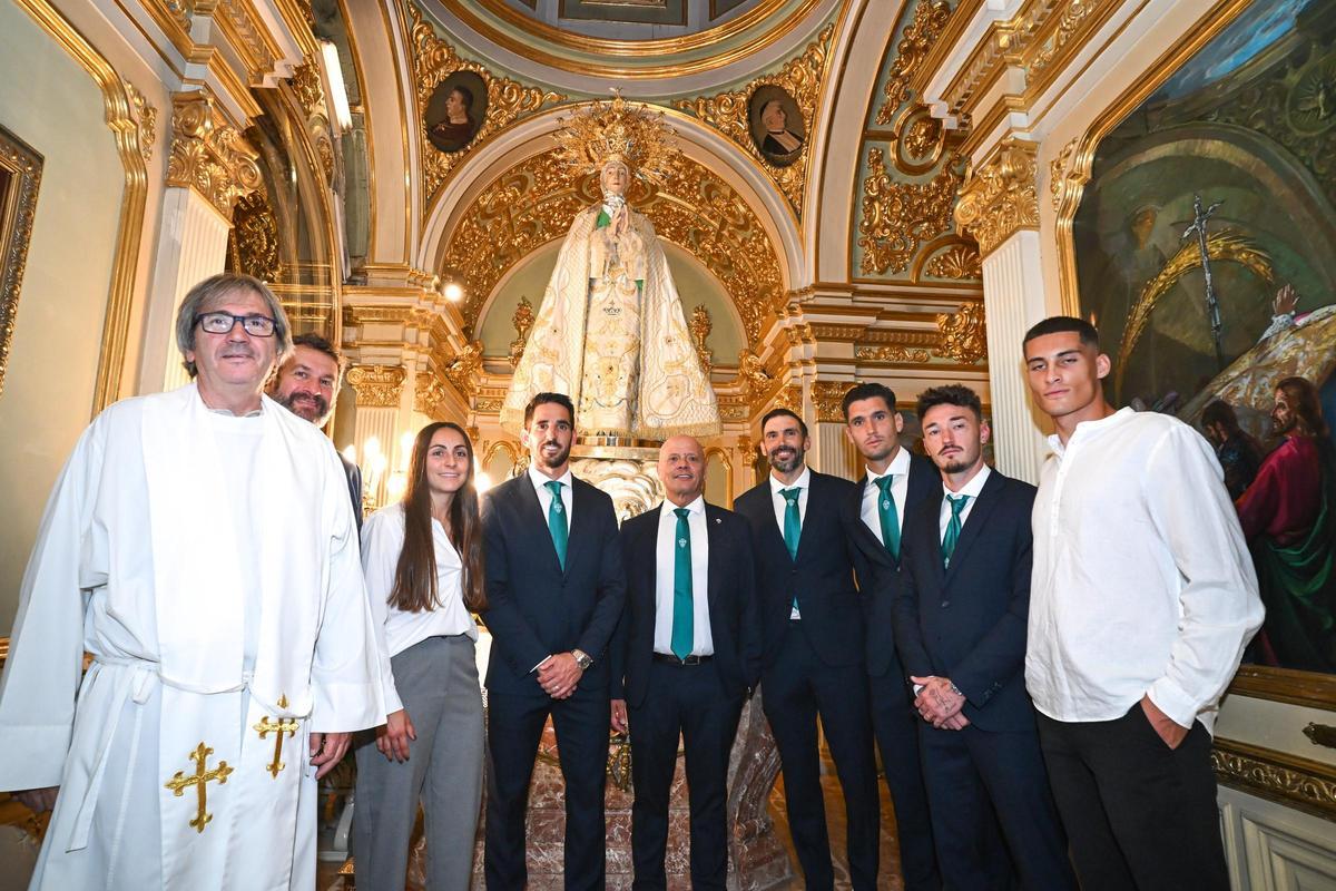 Rafa Mir, ante el confesionario durante la ofrenda a la Patrona