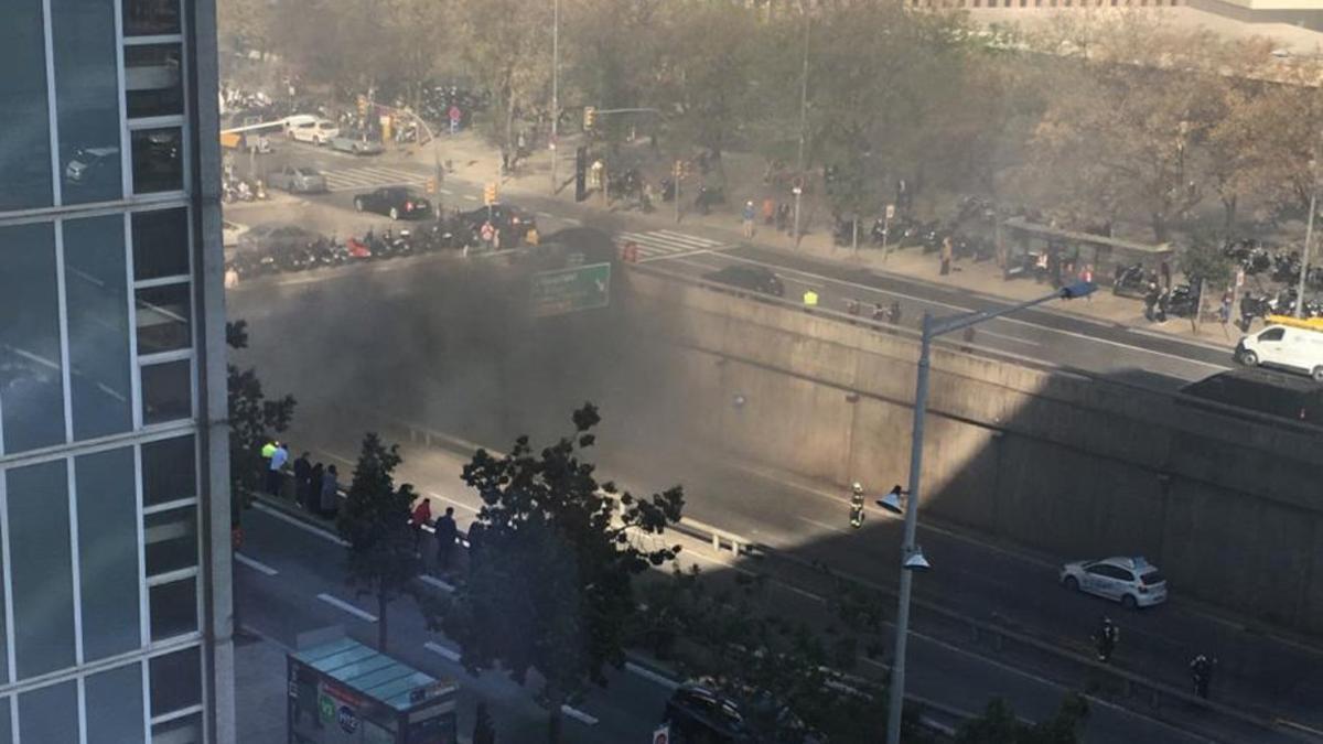 Incendio de un coche en el túnel de Ildefons Cerdà