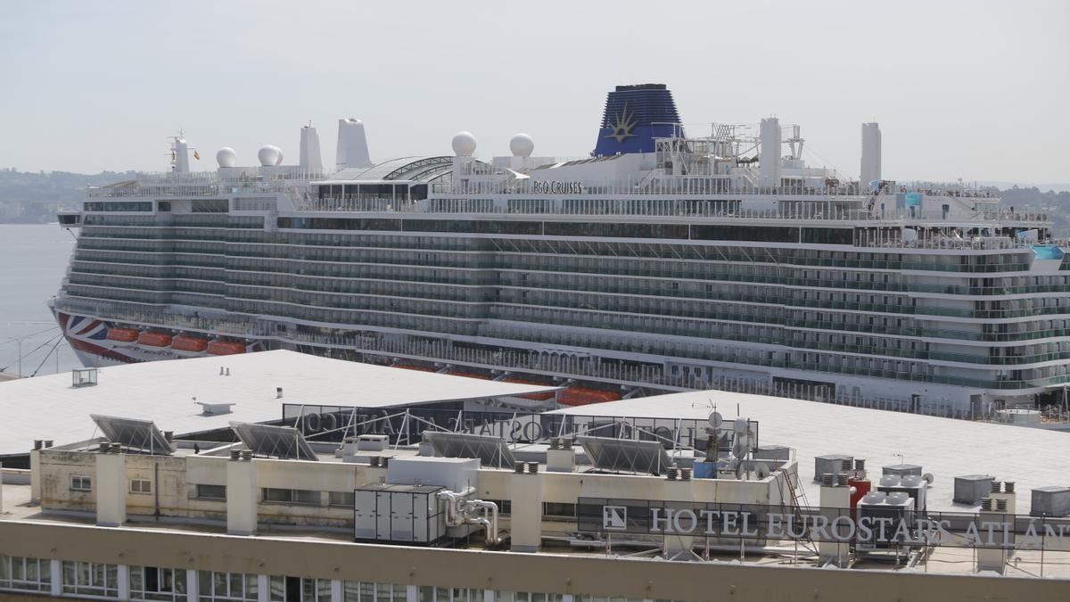 Una triple escala de cruceros en el puerto deja 8.500 visitantes en A Coruña