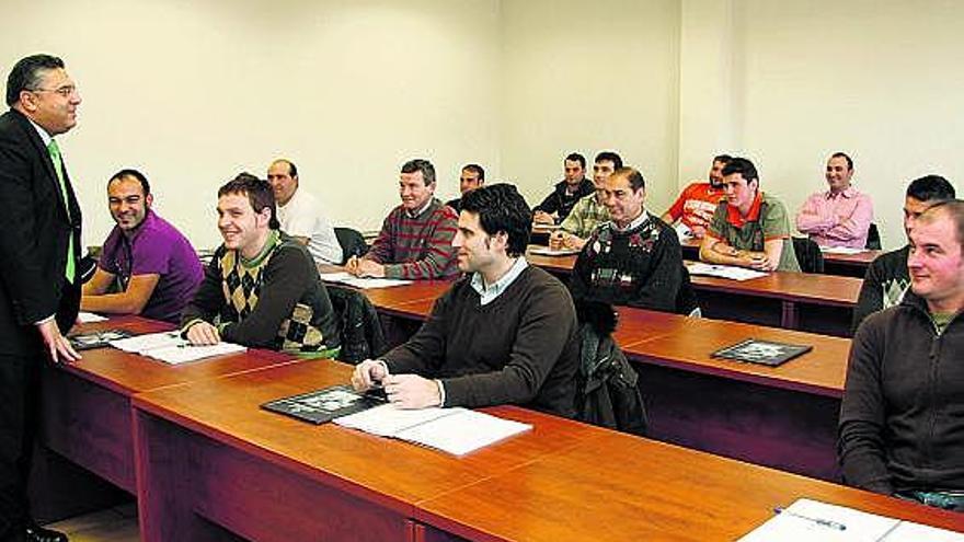 José María Iturrate, jefe de personal de Hunosa, con un grupo de jóvenes que se incorporaron en 2008.