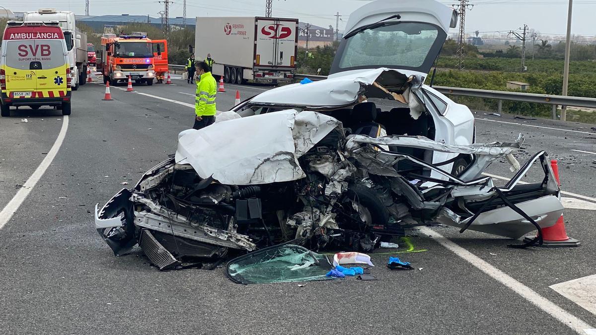 El coche ha quedado destrozado por el impacto