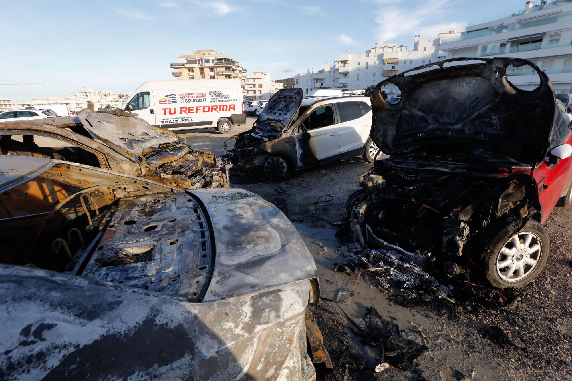 Arden cuatro coches en un aparcamiento de Ibiza