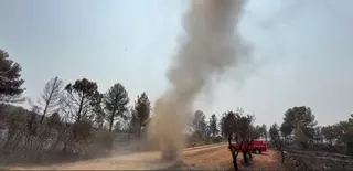 El incendio de Teresa de Cofrentes provoca varios remolinos
