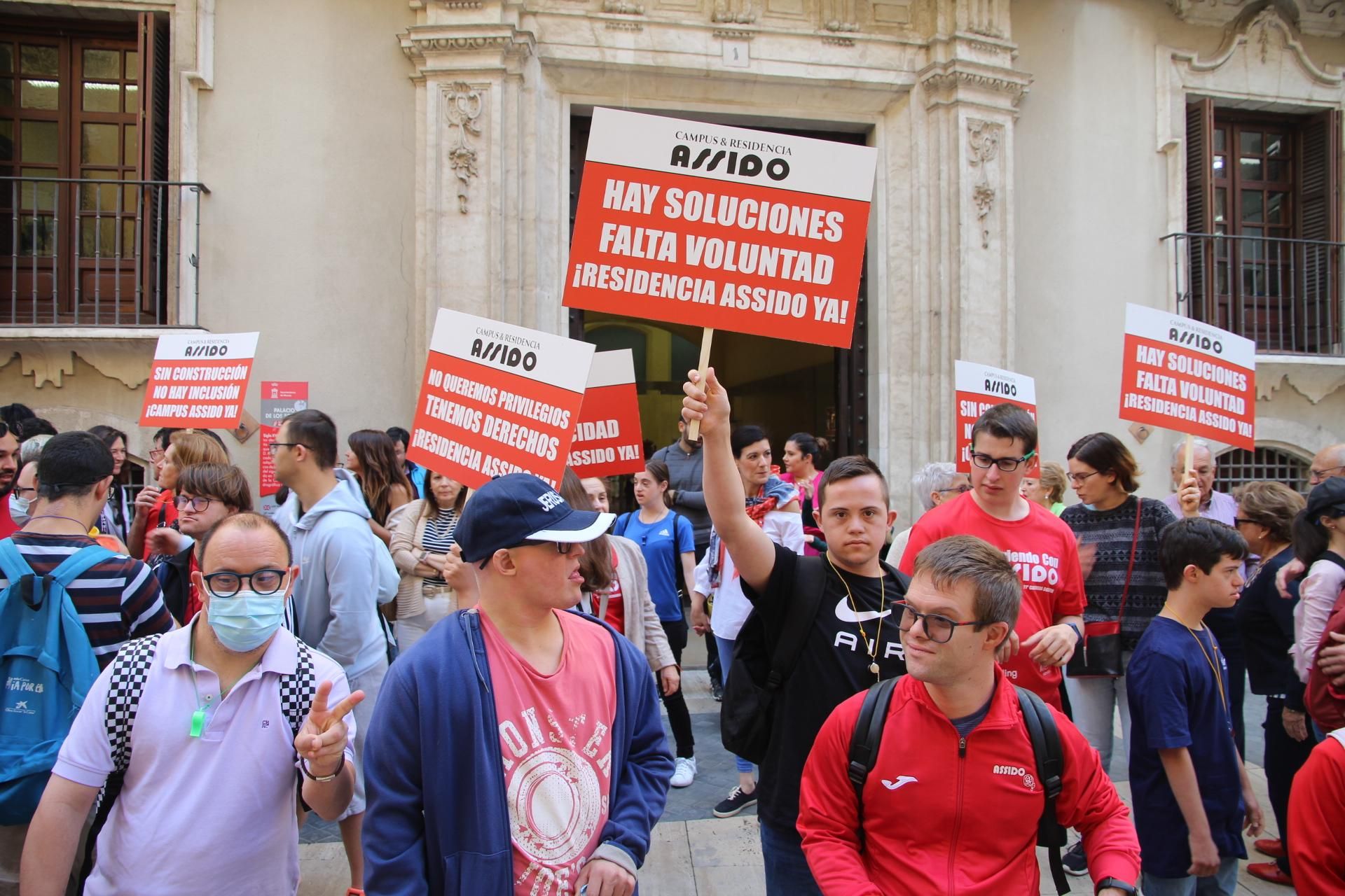 Concentración de Assido en Murcia ante la CHS