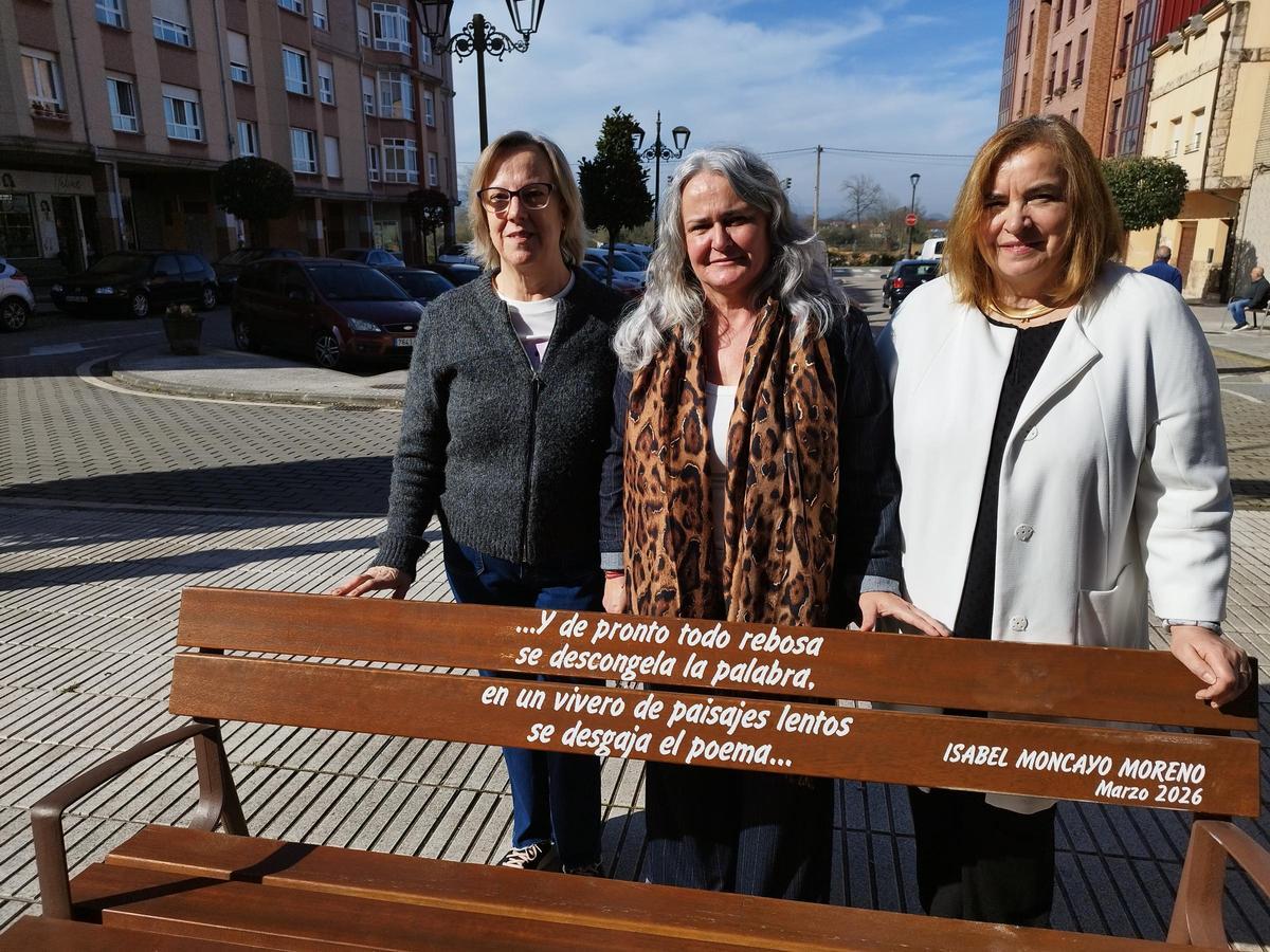 Por la izquierda, la poetisa Isabel Moncayo, la alcaldesa Eva María Pérez y la edil Montse Alonso, con uno de los bancos.