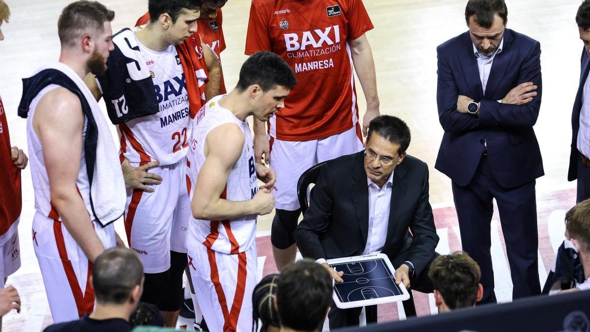 Pedro Martínez dona instruccions als seus jugadors en el partit contra el Saragossa