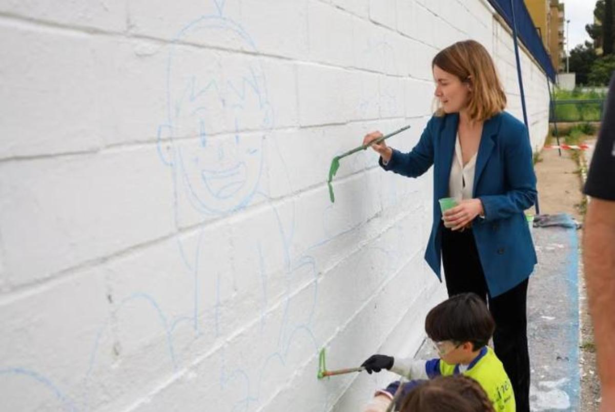 La delegada de Educación, Blanca Gastalver, dibuja un mural en un colegio de Sevilla junto a niños
