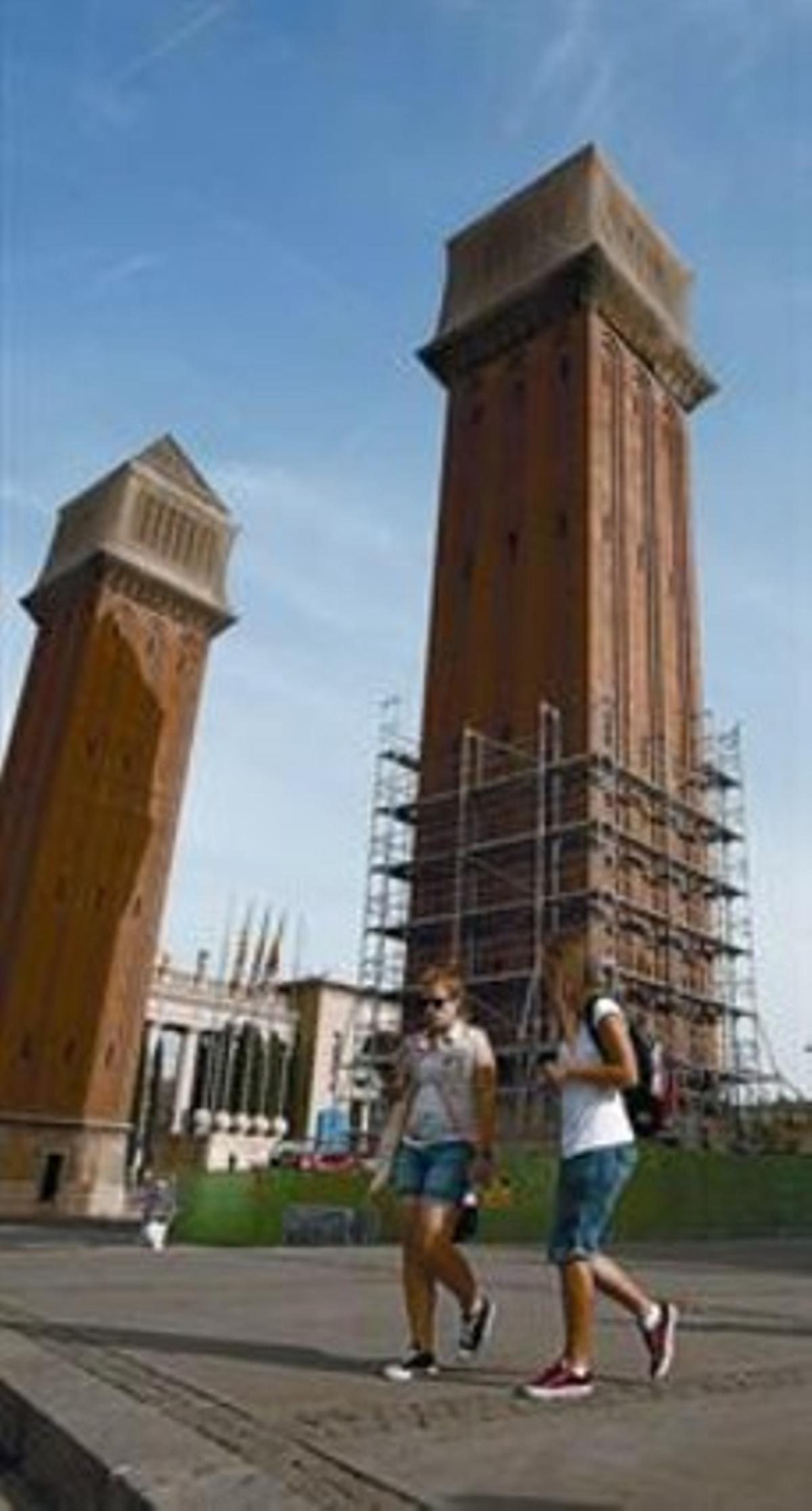 Una bastida comença a envoltar una de les torres Venecianes, divendres.