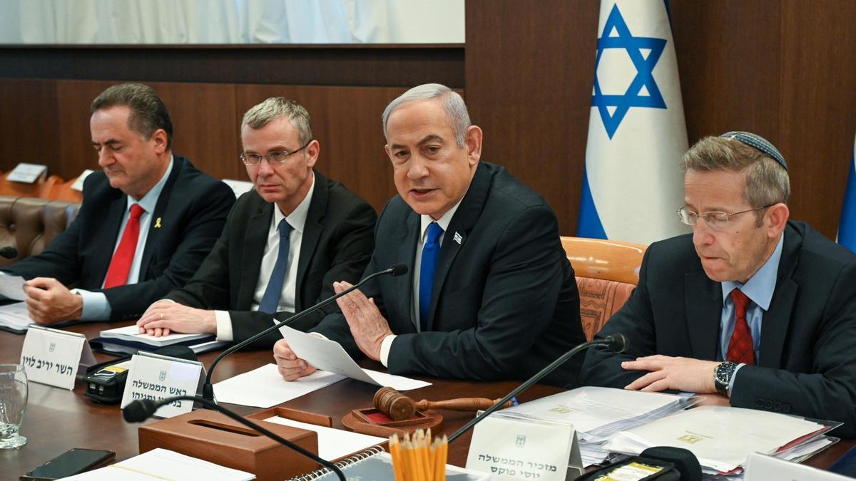 Benjamin Netanyahu en el centro de la imagen.