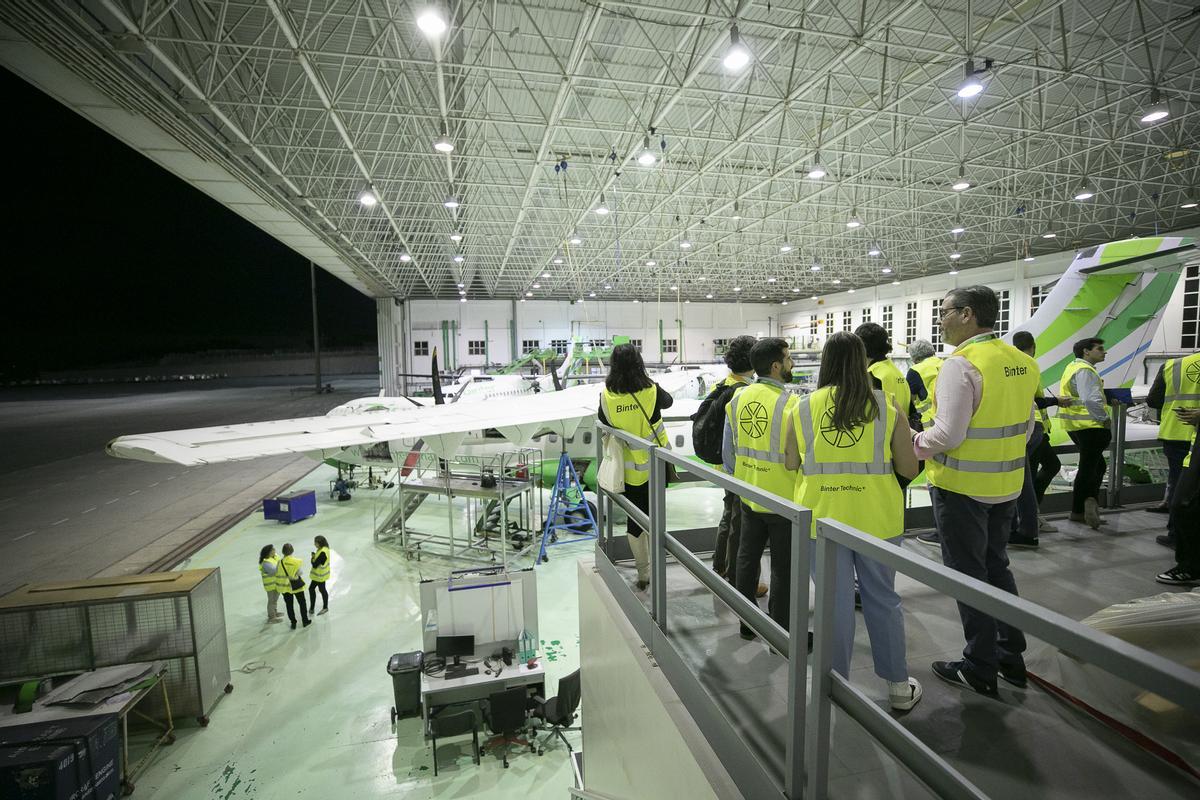 El hangar de Binter Technic, unas de las empresas 'hermanas' de la aerolínea que se encarga del mantenimiento de la treintena de aviones de la flota de Binter.