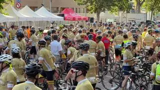 Miguel Indurain junto a 1.000 ciclistas celebran la X Marcha AVAPACE