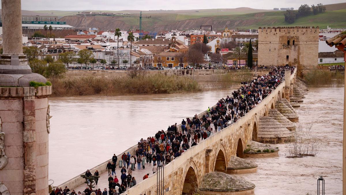 Córdoba vuelve a pasear por el Puente Romano