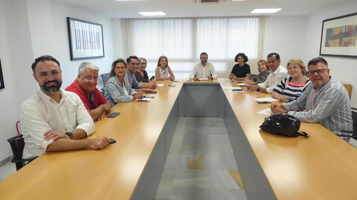 Dani Pérez, rodeado por concejales del grupo municipal y secretarios generales de las agrupaciones de distrito.