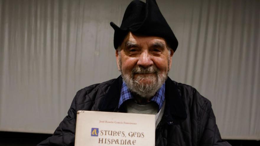 José Ramón García, con su libro, durante la presentación en Villaviciosa. | Ateneo Obrero de Villaviciosa
