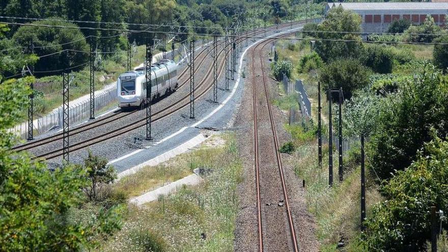 Un tren circula por las nuevas vías, que discurren en paralelo al viejo trazado entre Pontevedra y Pontesampaio.