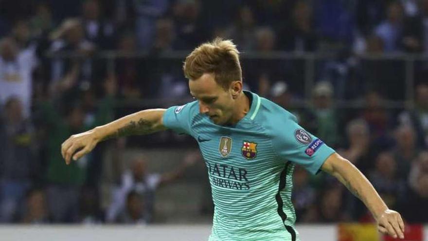 Rakitic salta por encima de Ter Stegen. // Kai Pfaffenbach