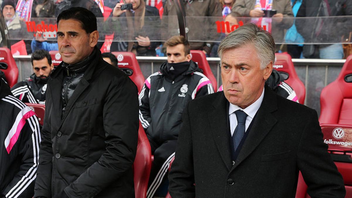 Carlo Ancelotti y su ayudante, Fernando Hierro, con cara de circunstancias durante el partido del Calderón