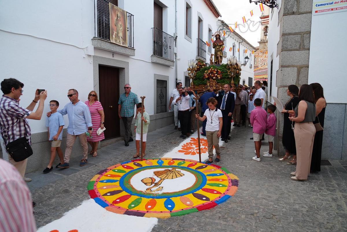 Dos Torres llena de color sus calles con las alfombras de sal por San Roque Dos Torres llena de color sus calles con las alfombras de sal por San Roque