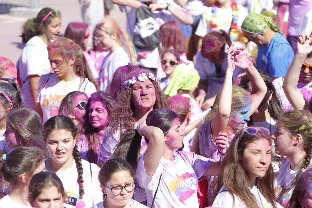 Música electrónica, deporte y diversión se fusionan en una prueba que tiñe a sus miles de participantes de todas las tonalidades.