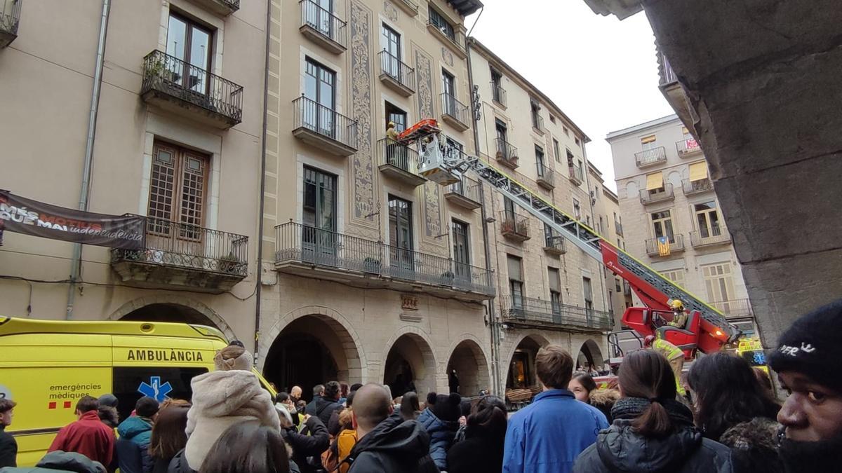 Les fotos de l'actuació dels Bombers per una emergència mèdica a la plaça del Vi