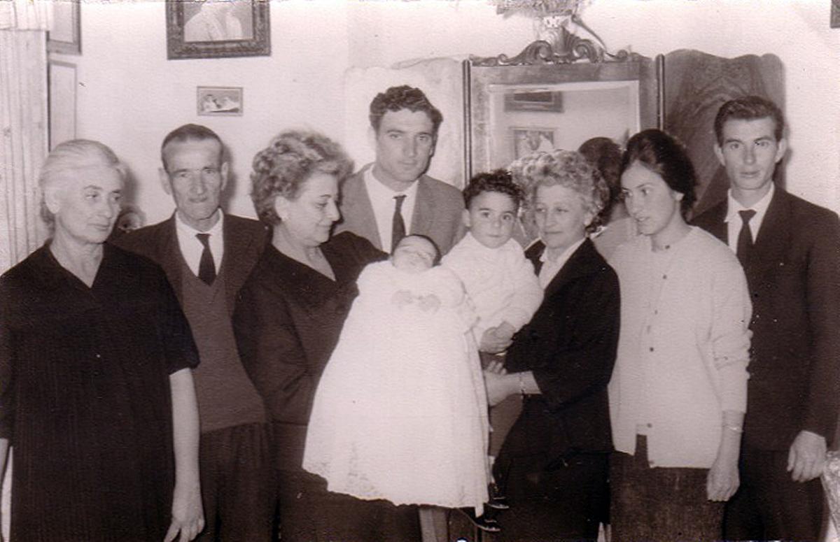 Descendientes de Rafael Salinas, con Francisco Salinas recién nacido, en 1964