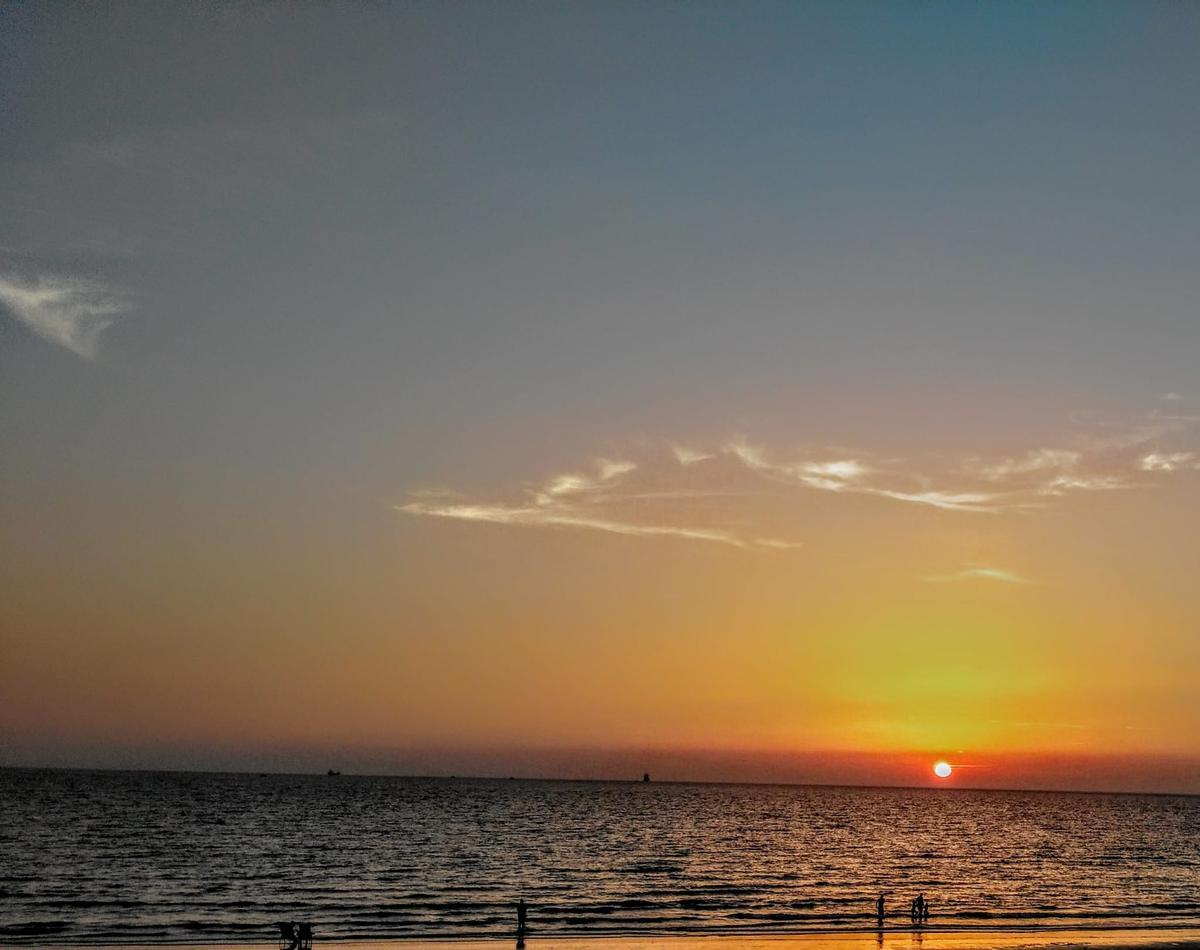 Puesta de sol desde un chiringuito en la Costa Noroeste de Cádiz