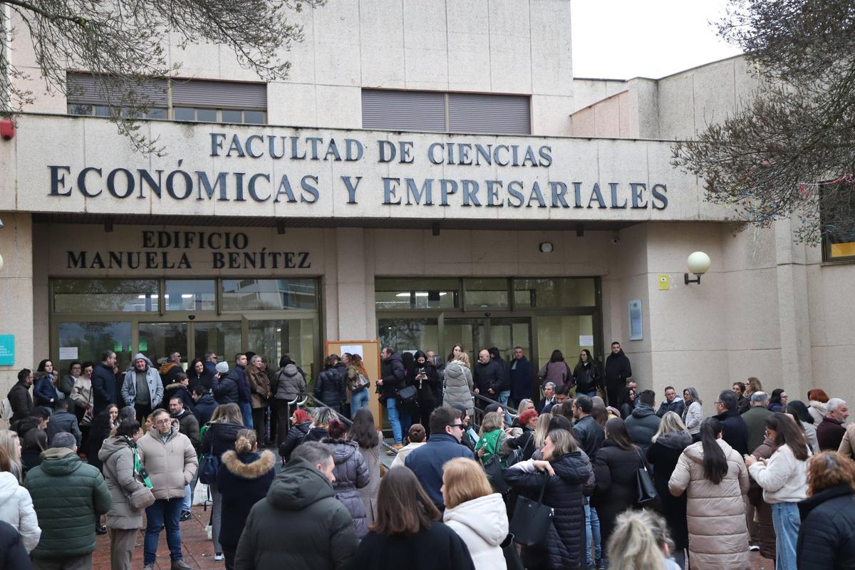 Opositores a las puertas de una facultad del campus de Badajoz el pasado domingo, antes del comienzo del examen de celador.