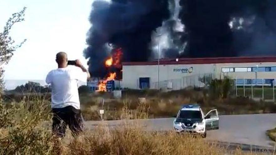 Los bomberos extinguen el fuego en una granja de gallinas ponedoras en Grañén