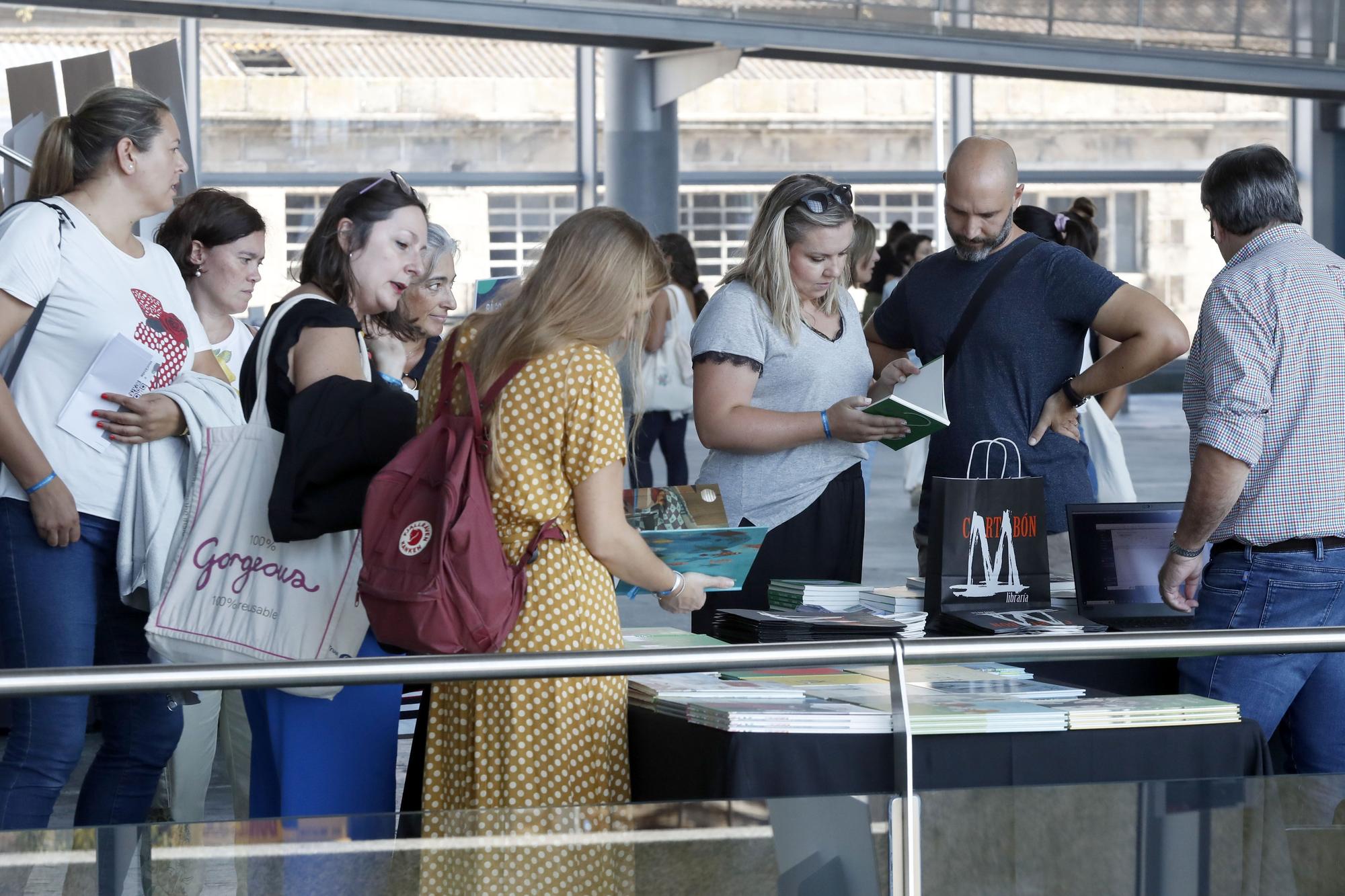 Asistentes al foro llegan al Auditorio Mar de Vigo