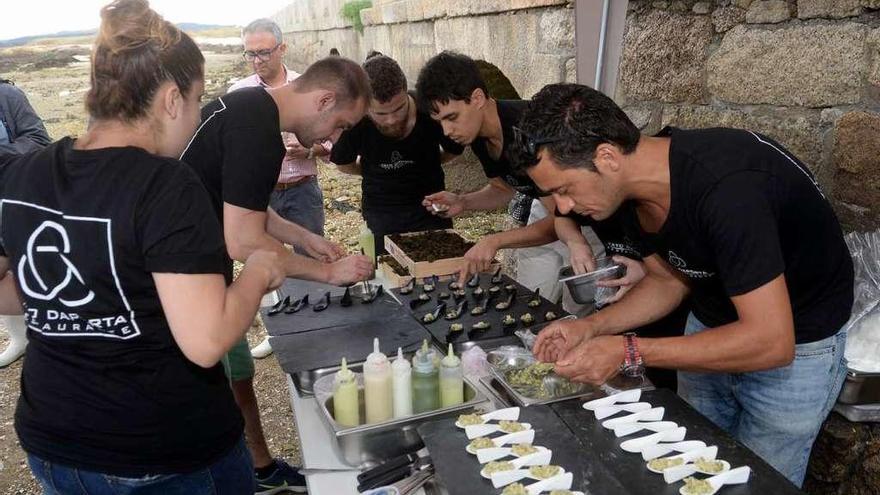 Yayo Daporta cocinó para los miembros de Acevin en la Torre de San Sadurniño. // Noé Parga