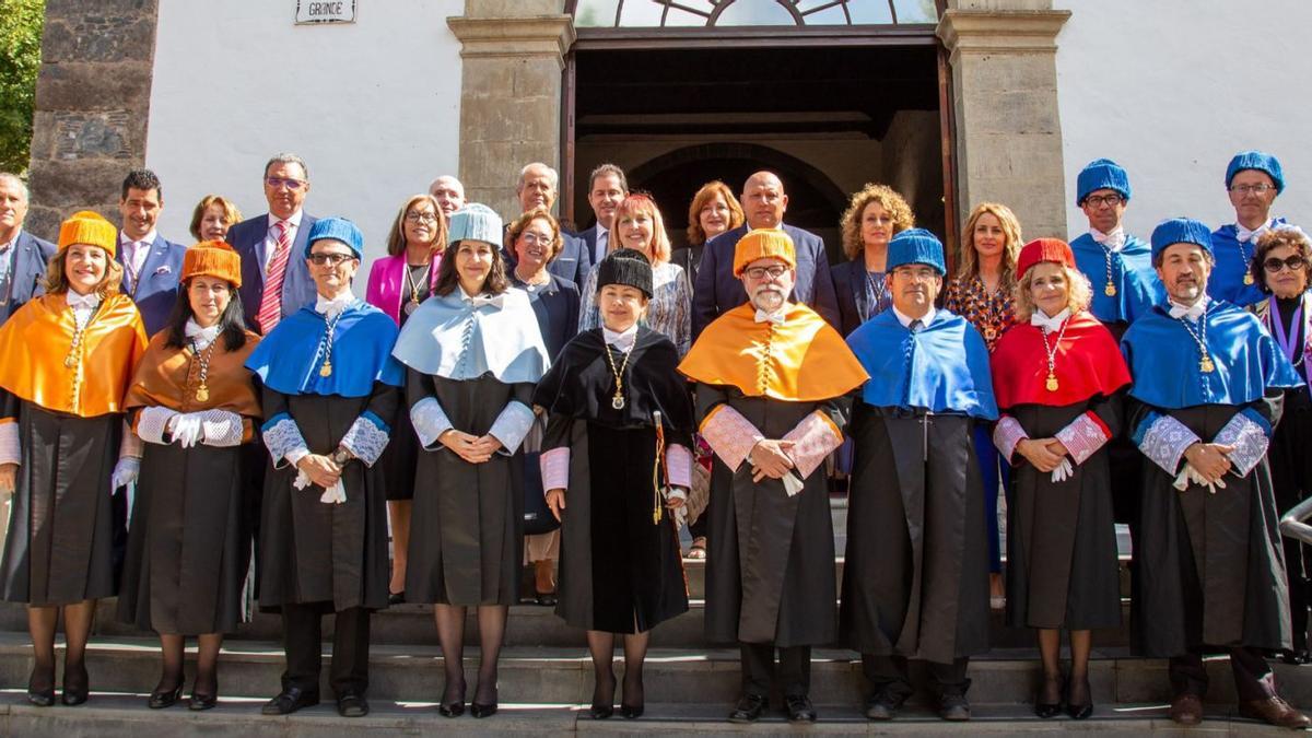 Rosa Aguilar (abajo, en el centro) y otros asistentes a la inauguración del curso del Grado de Turismo de la Universidad de La Laguna.