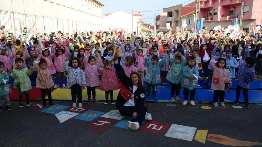 La &quot;Tanxugueira&quot; Olaia Maneiro toca &quot;Terra&quot; para los escolares de A Pedra, en Bueu