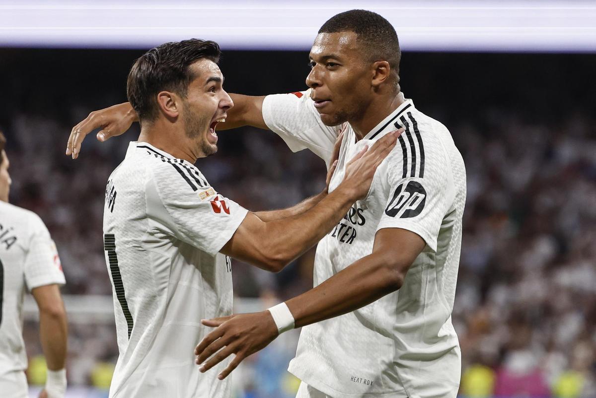 Kylian Mbappé celebra su gol ante el Betis con Brahim en el Santiago Bernabéu