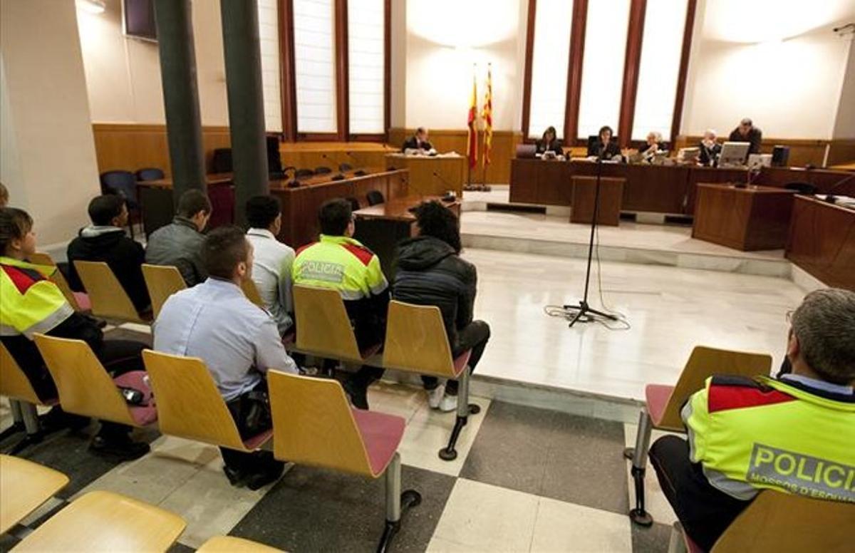 Inici del judici a set membres dels Trinitarios a BCN per torturar un jove. Inici del judici a set membres dels Trinitarios a BCN per torturar un jove.