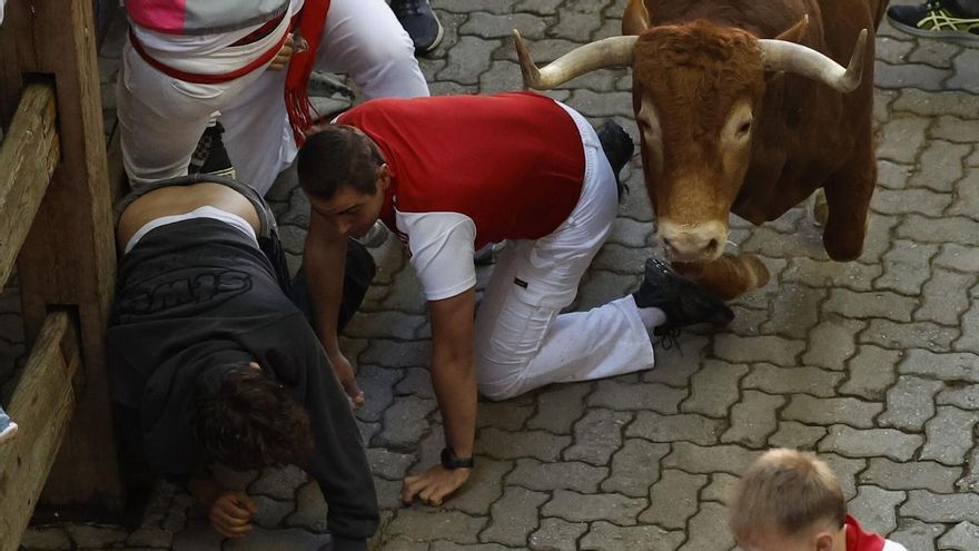 Un corredor ferit per una banya de bou al tercer &#039;encierro&#039; dels Sanfermines