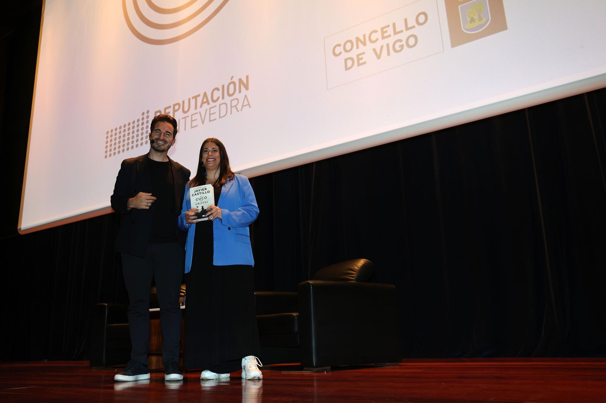 El autor de best sellers Javier Castillo, en Club Faro, ante un abarrotado auditorio de Afundación