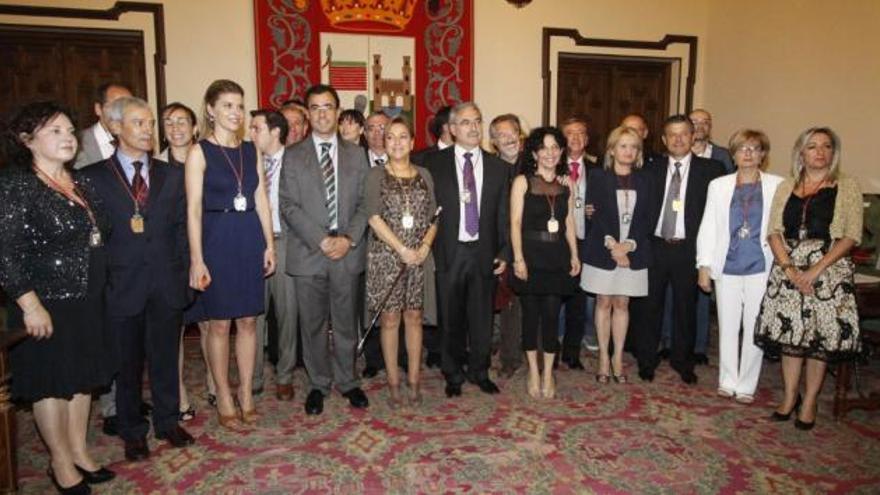 Foto de familia de la nueva corporación municipal tras el pleno de constitución del Ayuntamiento de Zamora.
