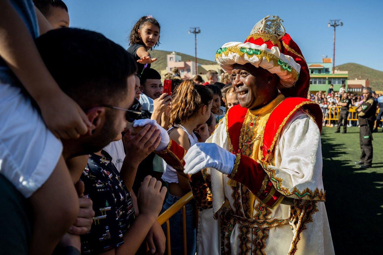 Miles de personas llenan de ilusión el Estadio de Barrial en la llegada de los Reyes Magos