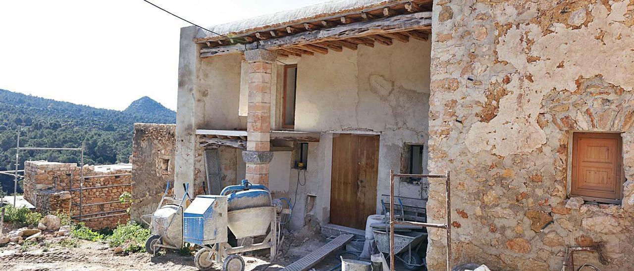 Obras de reforma de una casa payesa en Cala d’Hort, en una imagen de archivo. | J. A. RIERA