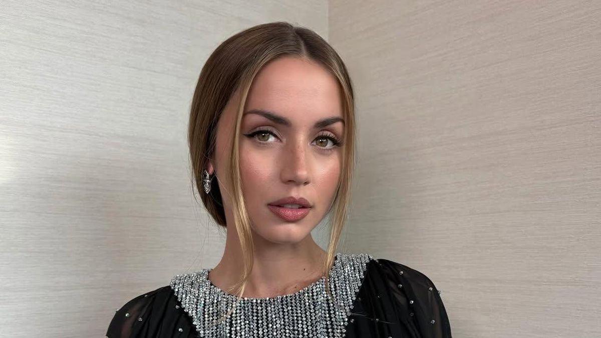 Lo mejor del look de Ana de Armas en Japón no fue su vestido, sino su manicura 'glitter'