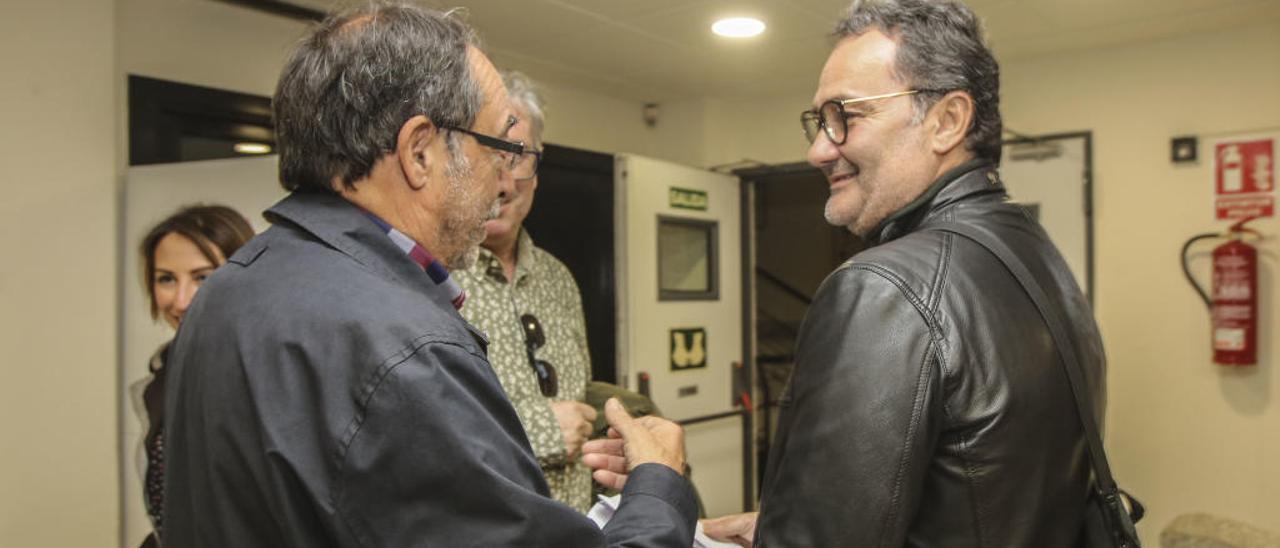 El exsenador Ángel Franco conversa con el alcaldable en la ciudad de Alicante, Francesc Sanguino, durante la asamblea del miércoles.