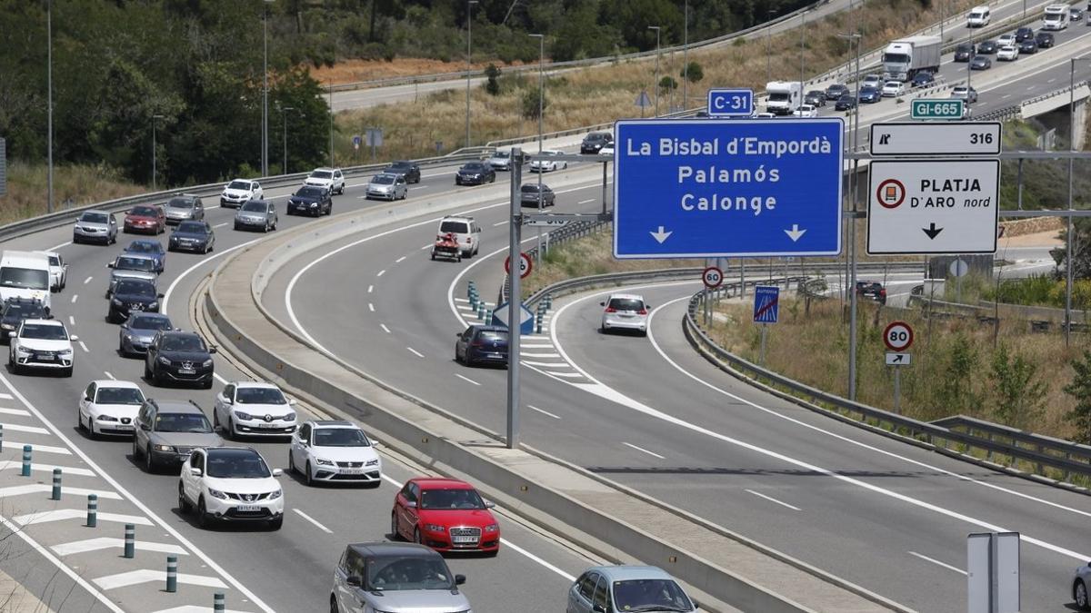 Operación retorno de Sant Joan en la carretera C31 desde Platja d'Aro hacia Barcelona