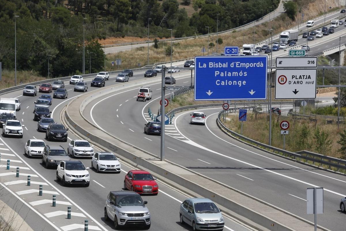Operación retorno de Sant Joan en la carretera C-31 desde Platja d’Aro hacia Barcelona.