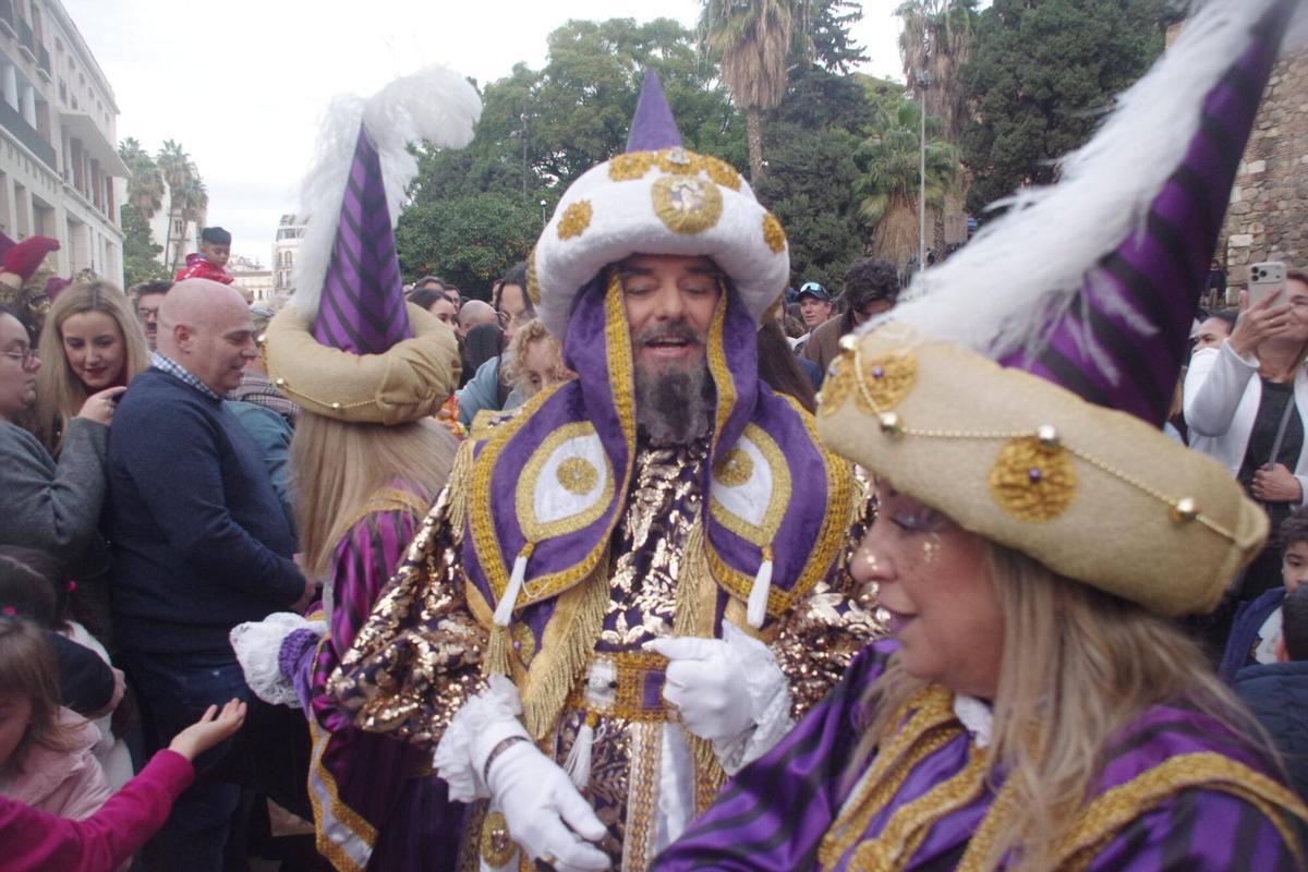 El Heraldo de los Reyes Magos recorrió las calles del Centro de Málaga acompañado de dos bandas de música, recogiendo cartas y encontrándose con los malagueños