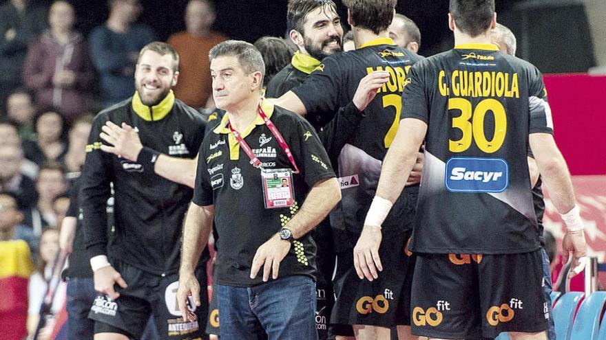 Los jugadores de España, con Manolo Cadenas en primer término, tras el partido ante Suecia. // Kulczynski