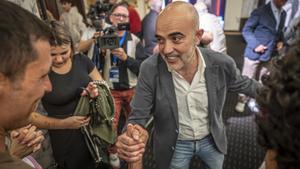 El candidato del PP, Daniel Sirera, al llegar a la sede electoral de los populares en Barcelona.