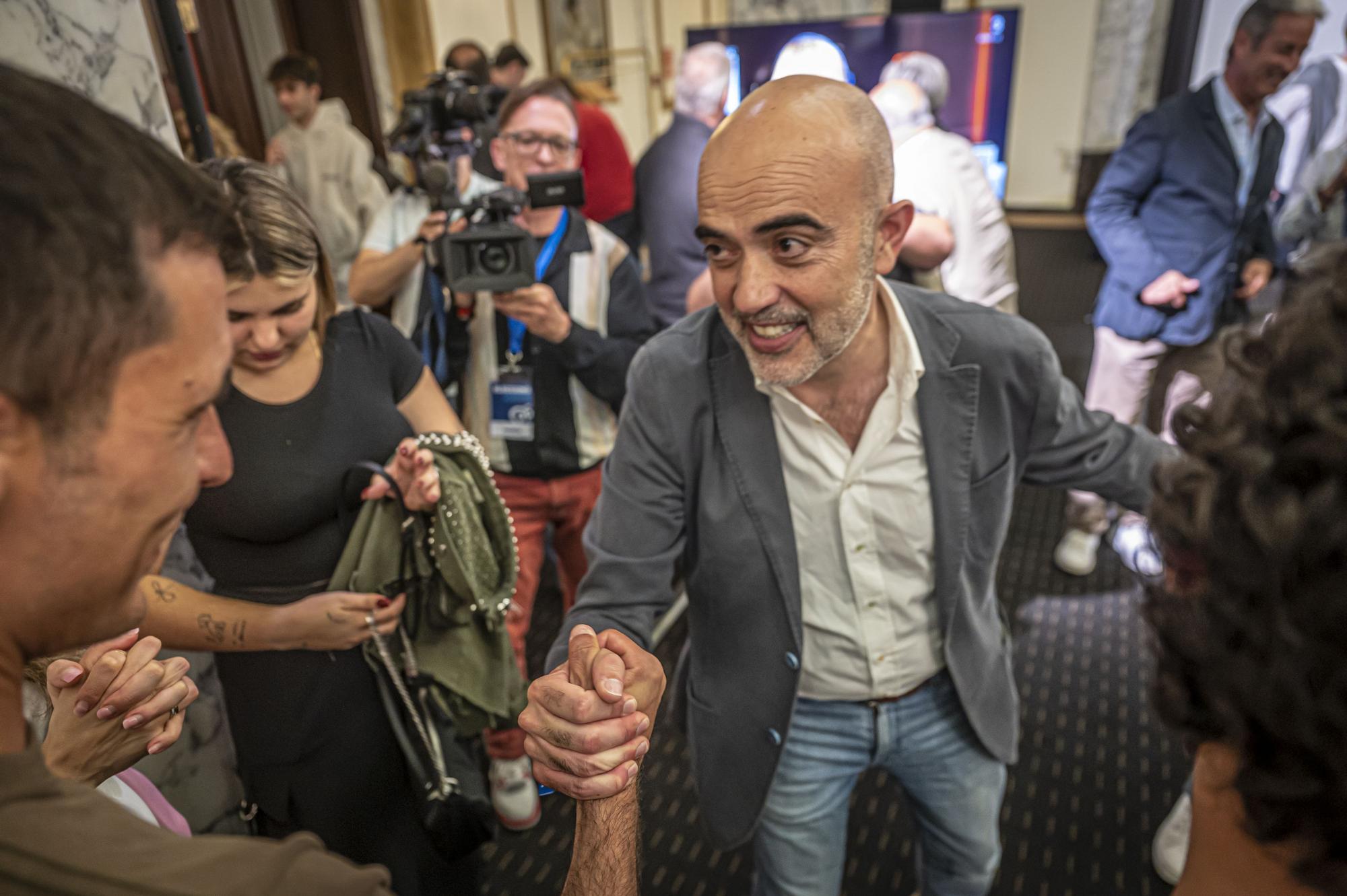 El candidato del PP, Daniel Sirera, al llegar a la sede electoral de los populares en Barcelona.