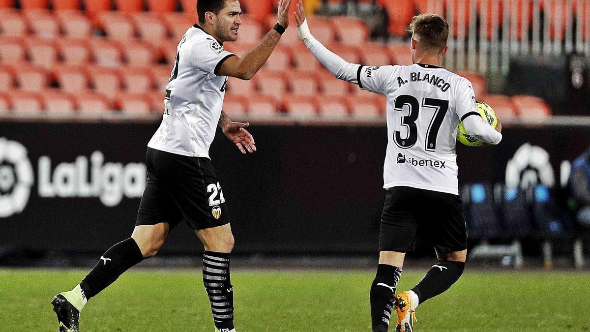 Maxi Gómez celebra su gol, el del empate a uno, con Álex Blanco. |  EFE/MANUEL BRUQUE