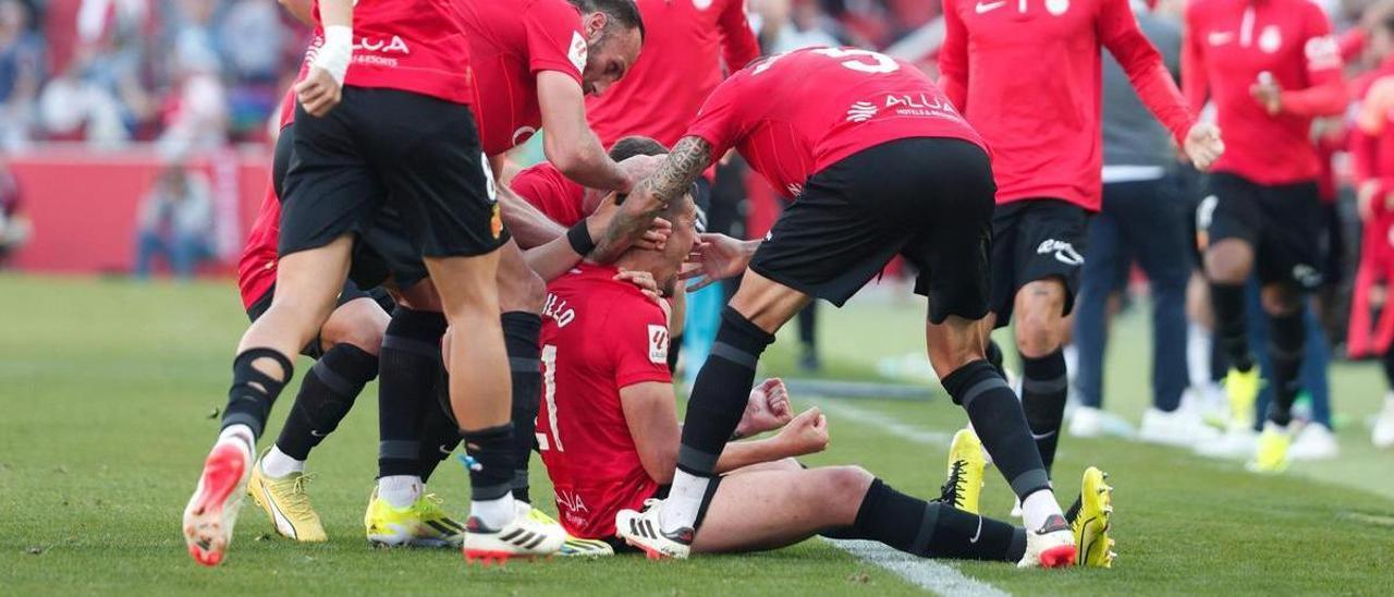 Raíllo celebra con el equipo su gol frente al Granada.